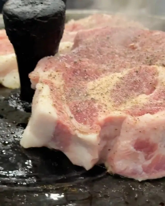 솥뚜껑 위에서 익어가는 삼겹살