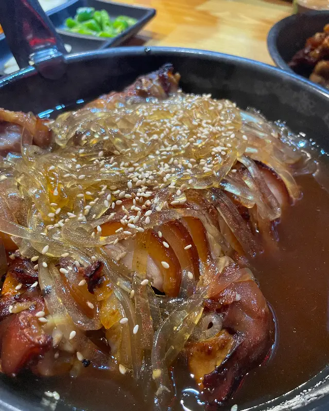 당면이 듬뿍 올려진 마왕족발의 모습