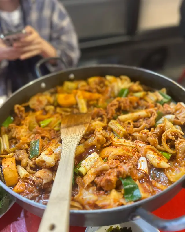 맛있게 익어가는 닭갈비