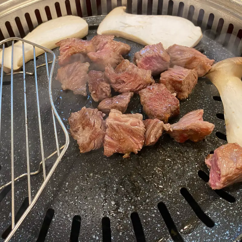 숯불 위에 구워지는 소고기