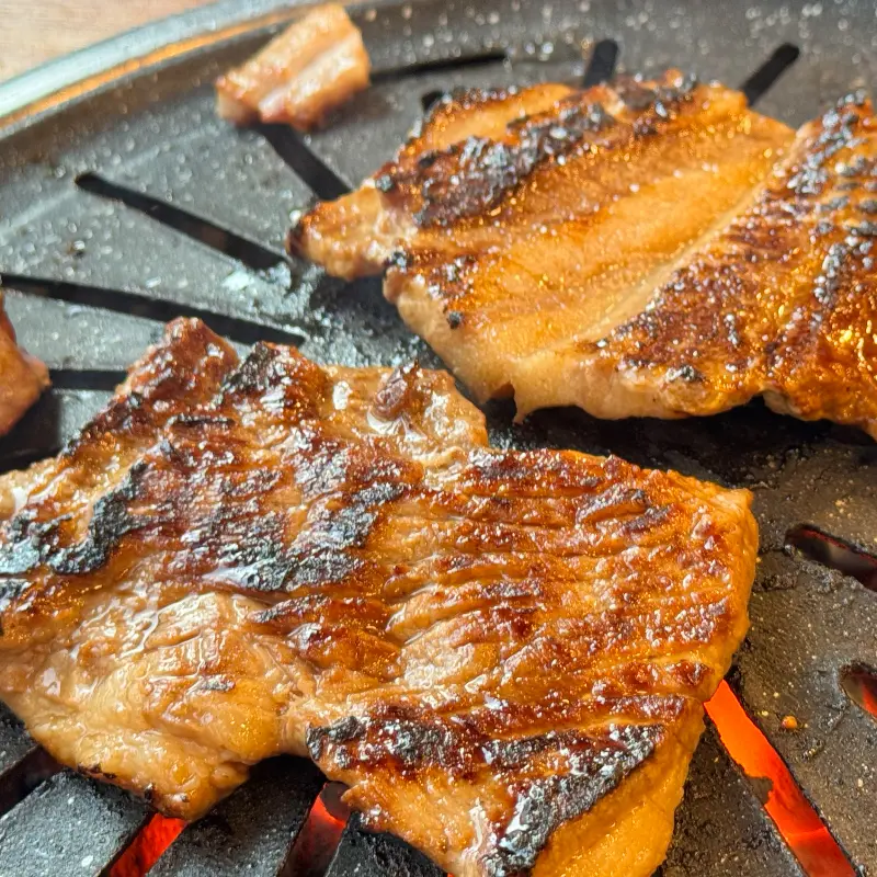 숯불 위에서 익어가는 양념갈비