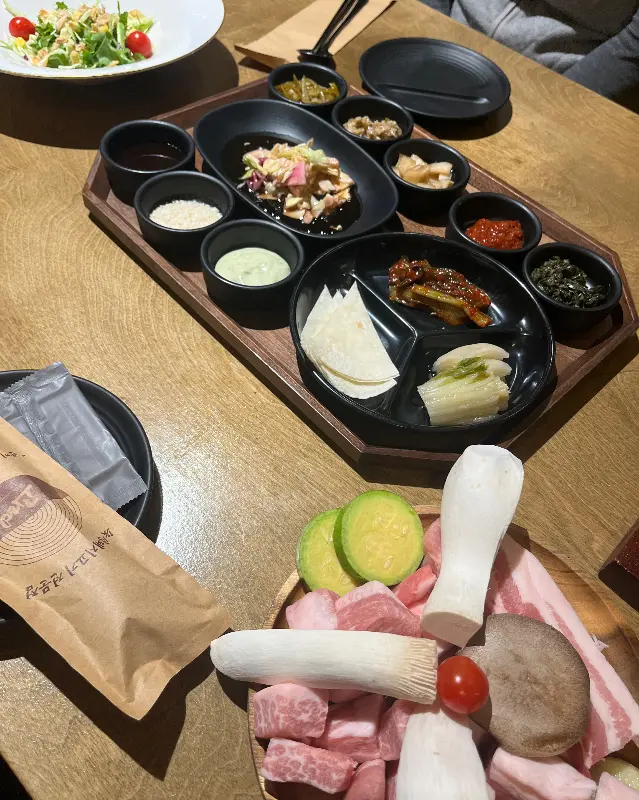 고기와 함께 곁들여 먹는 밑반찬과 소스