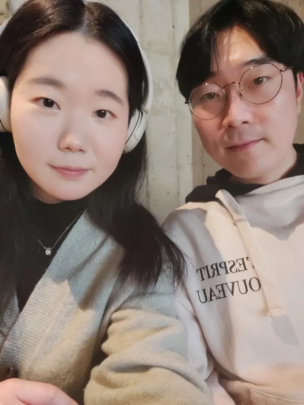 카페에서 즐거운 시간을 보내는 사람들