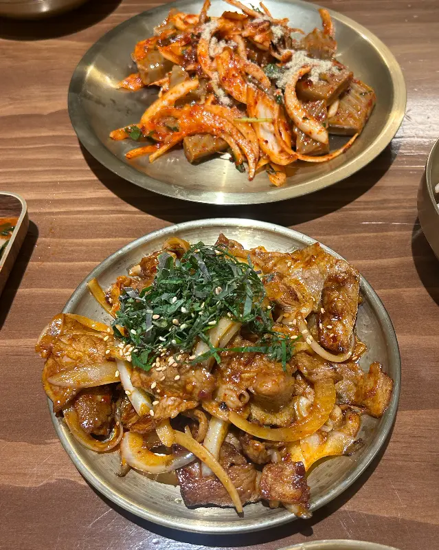 윤기가 흐르는 쭈꾸미 볶음과 제육볶음