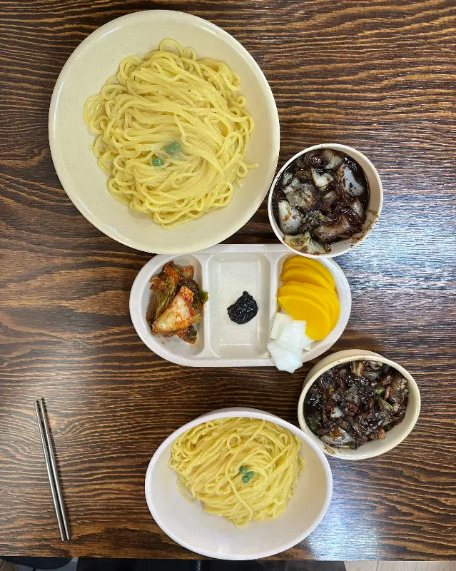 짜장면과 탕수육 한 상 차림