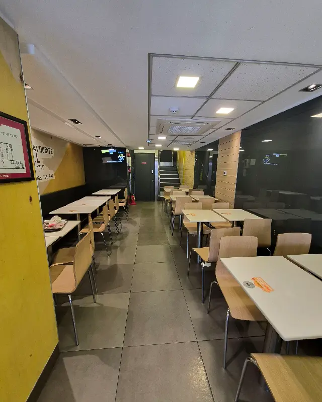 테이블이 놓인 복도