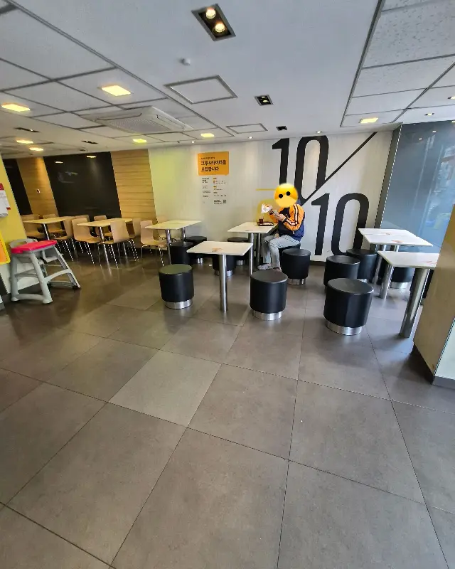 테이블과 의자가 놓인 넓은 공간