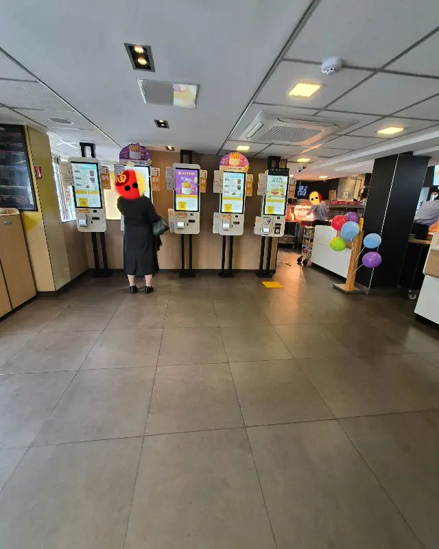 키오스크 여러 대가 나란히 놓여있다