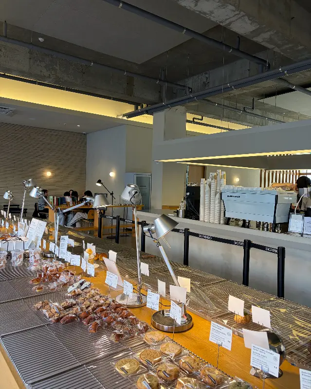 다양한 빵들이 진열된 모습