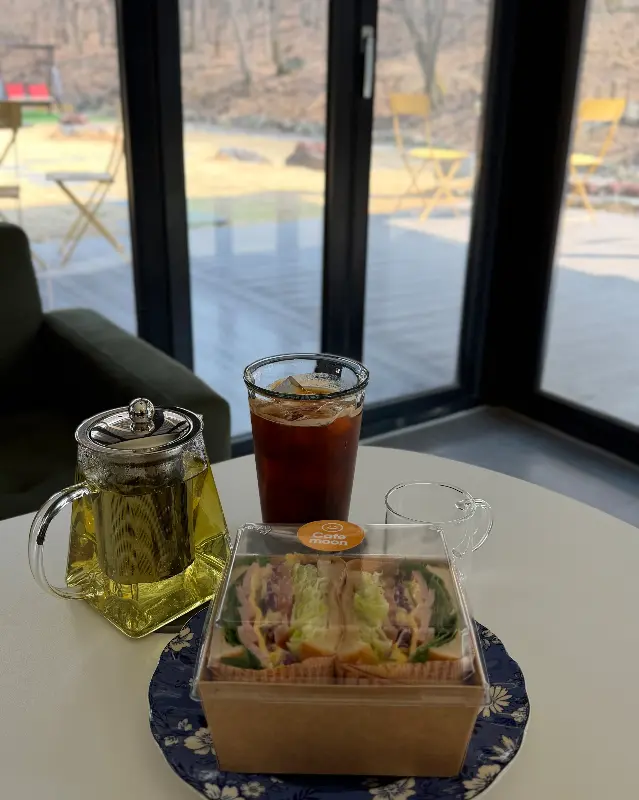 카페 문의 샌드위치와 차