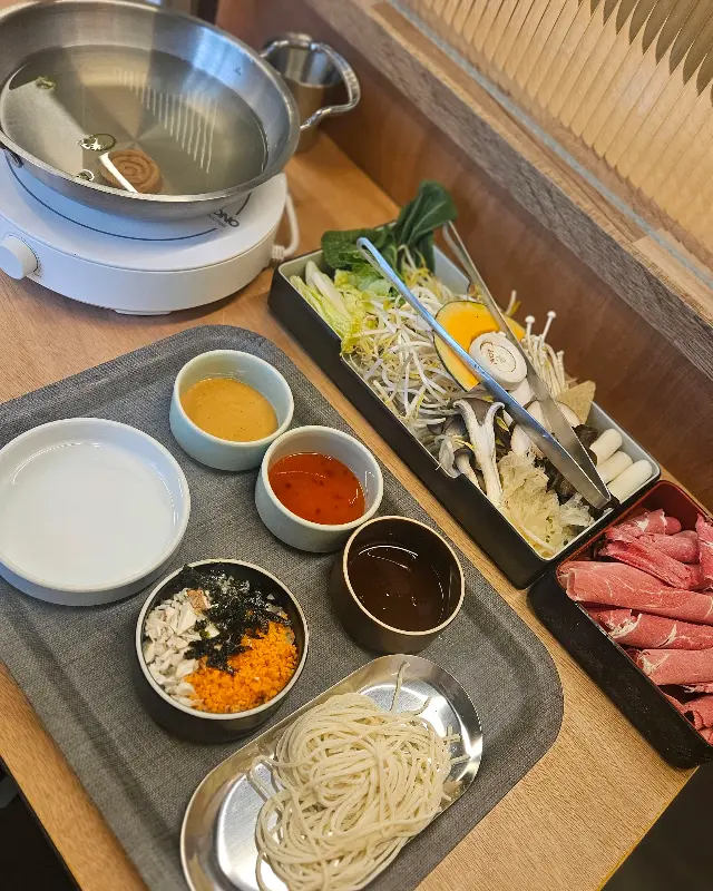 샤브샤브 재료와 소스