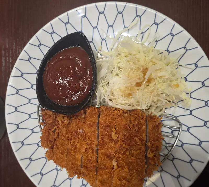 바삭하게 튀겨진 돈까스