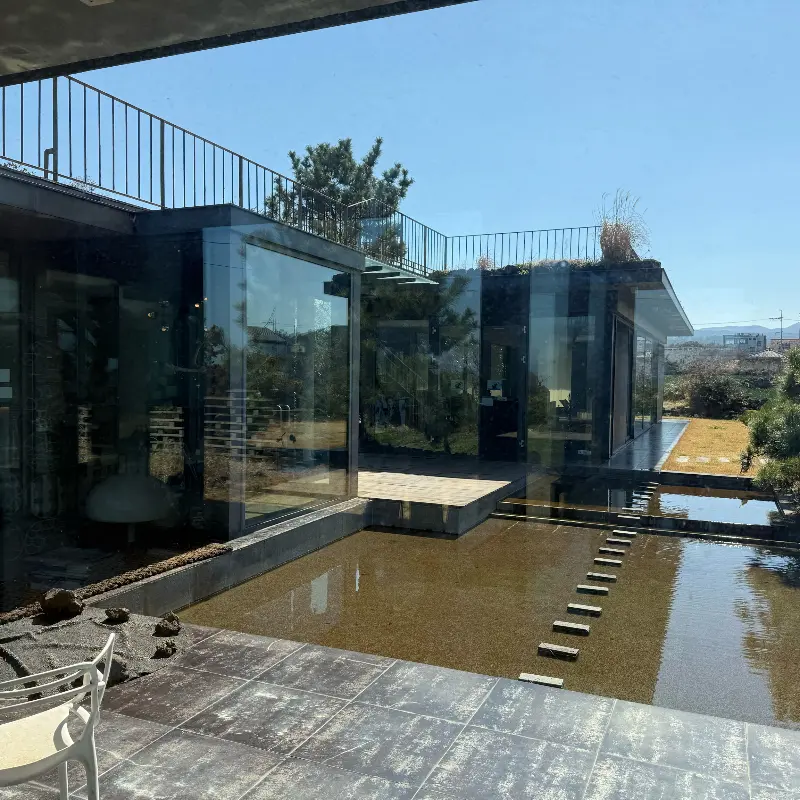 카페 외부 전경