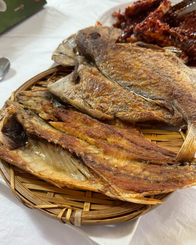 노릇노릇하게 구워진 반건조 생선구이