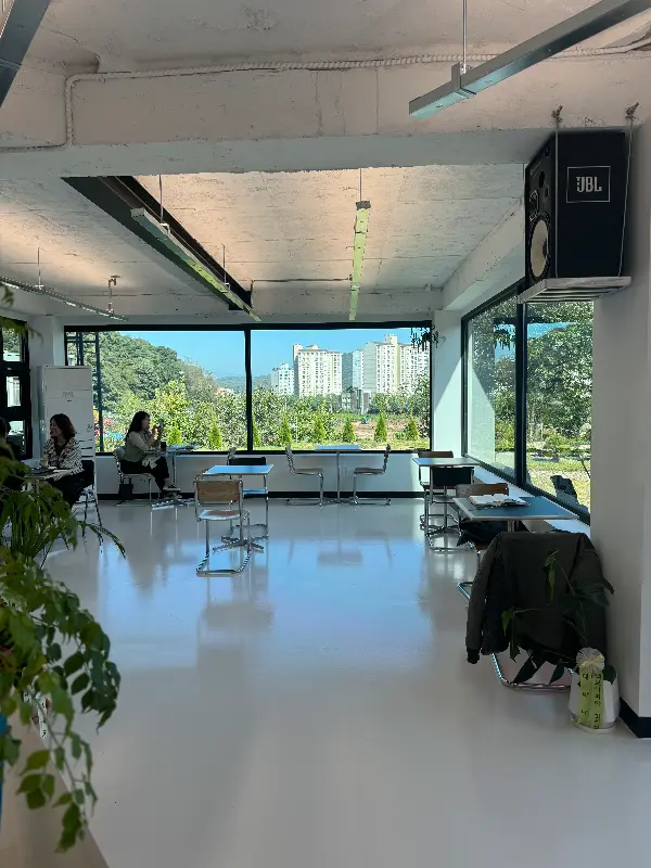 넓은 창으로 보이는 바깥 풍경