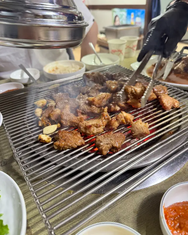 고기를 굽는 모습