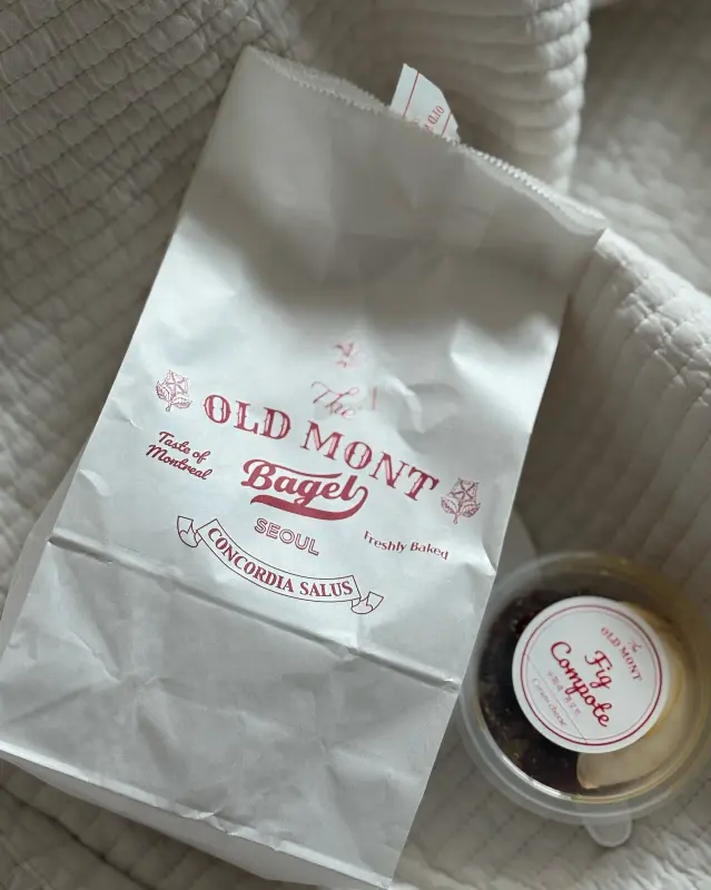 포장된 베이글과 크림치즈