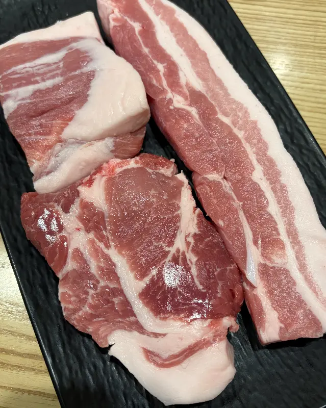 접시에 담긴 신선한 삼겹살