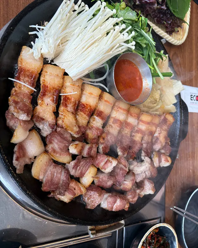 잘 구워진 삼겹살과 멜젓의 환상적인 조합