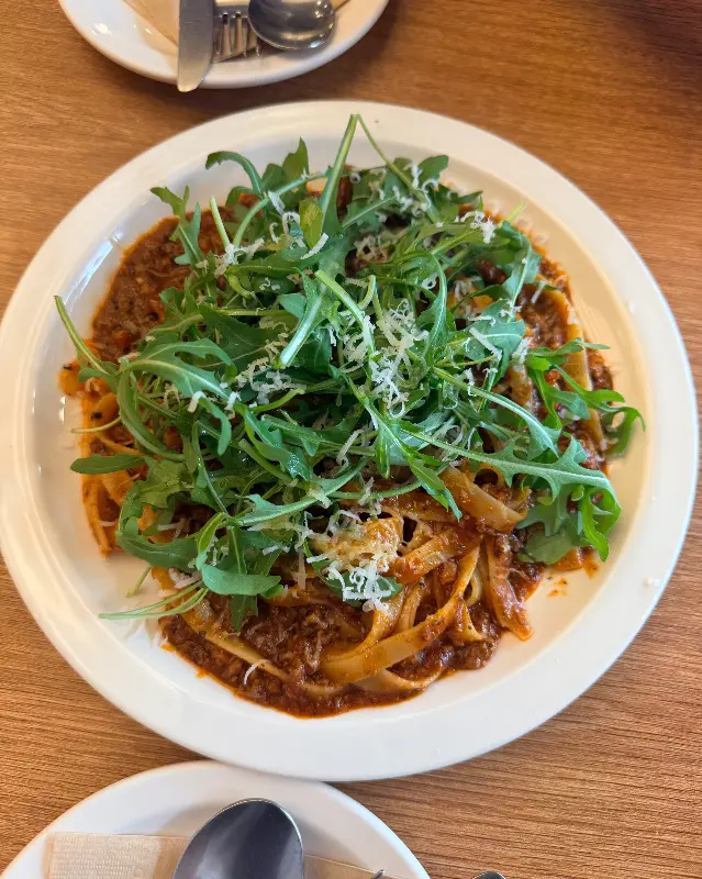 루꼴라가 듬뿍 올라간 파스타