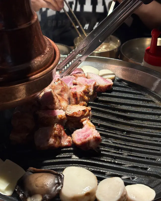 숯불 위에서 맛있게 익어가는 숙성 목살