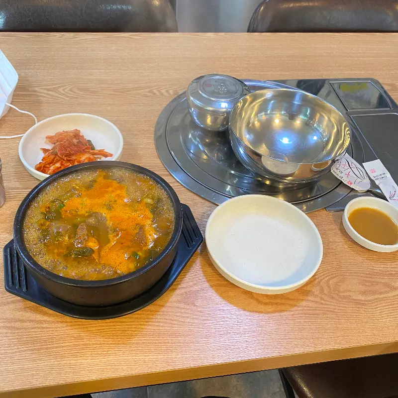 깔끔하게 차려진 테이블