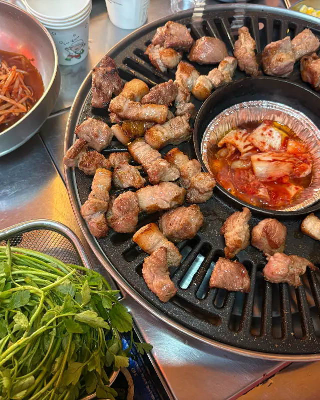 맛있는 고기와 곁들임 메뉴 한 상 차림