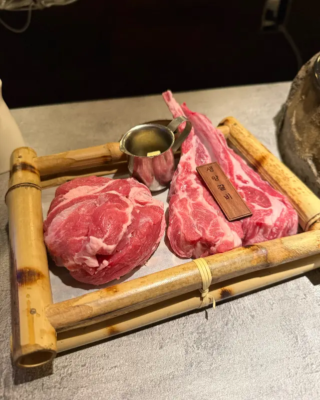 환상적인 마블링을 자랑하는 양갈비
