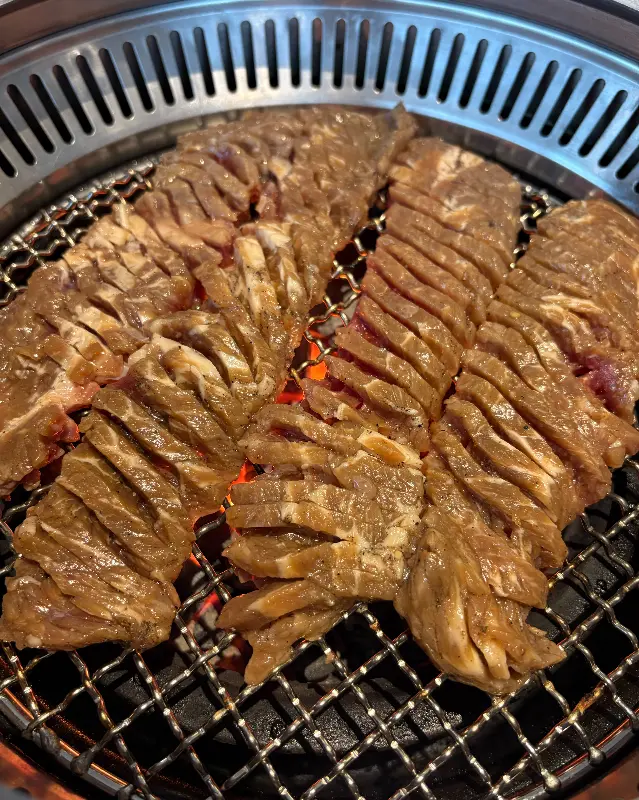 숯불 위에 구워지는 갈비