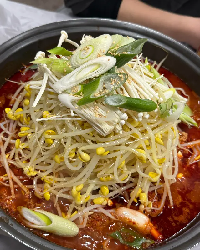 콩나물과 파가 듬뿍 올려진 얼큰이 소갈비찜