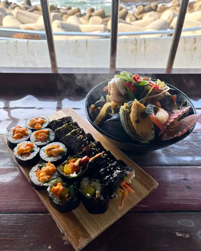 해산물이 가득한 해물라면과 성게알 김밥 한 상 차림