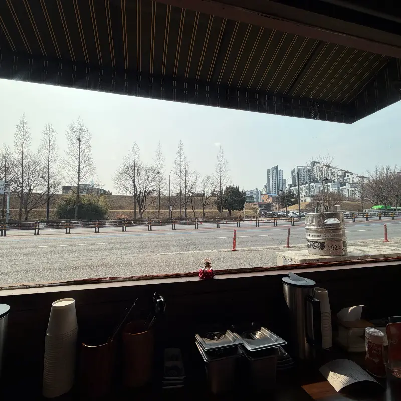 창밖으로 보이는 푸르른 풍경