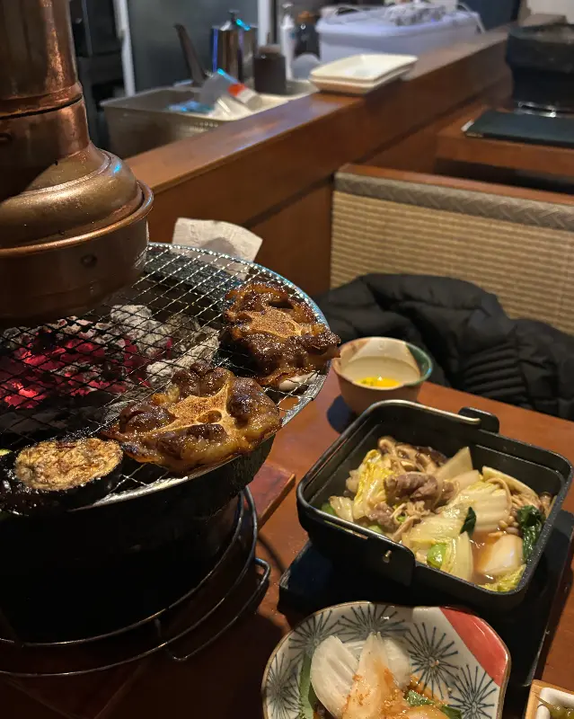 숯불 화로 위에서 구워지는 한우의 모습