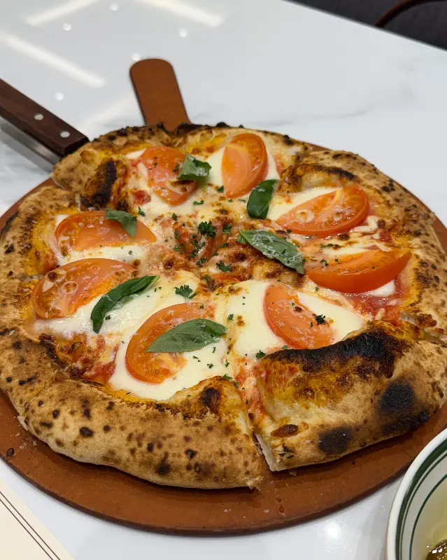 화덕피자의 노릇하게 구워진 모습