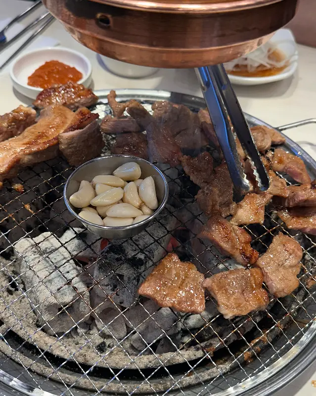 숯불 위에서 익어가는 돼지갈비