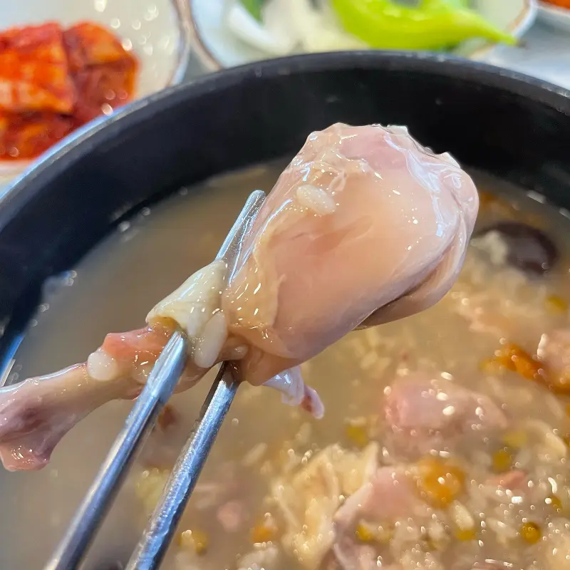 테이블 가득 차려진 한 상