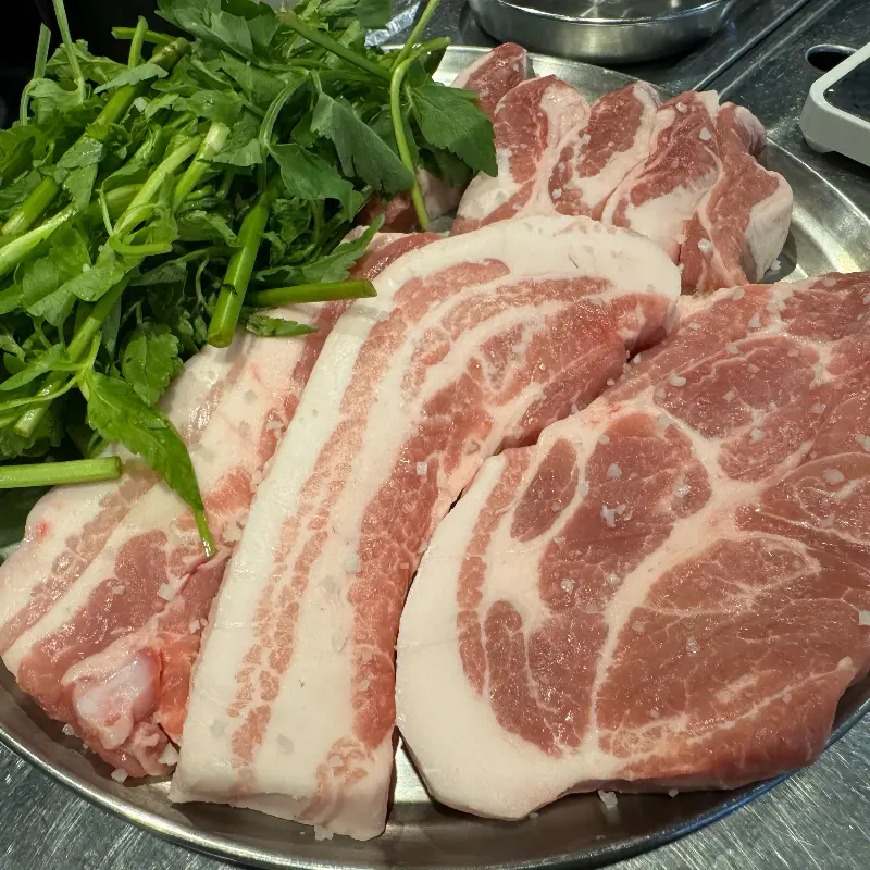 탐라돗 고기 한 상 차림