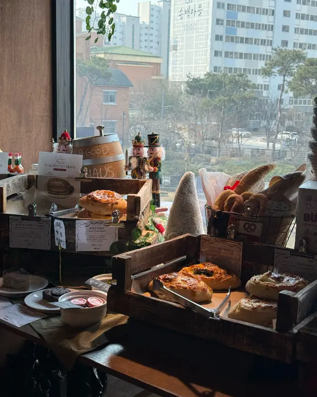 다양한 빵이 진열된 모습