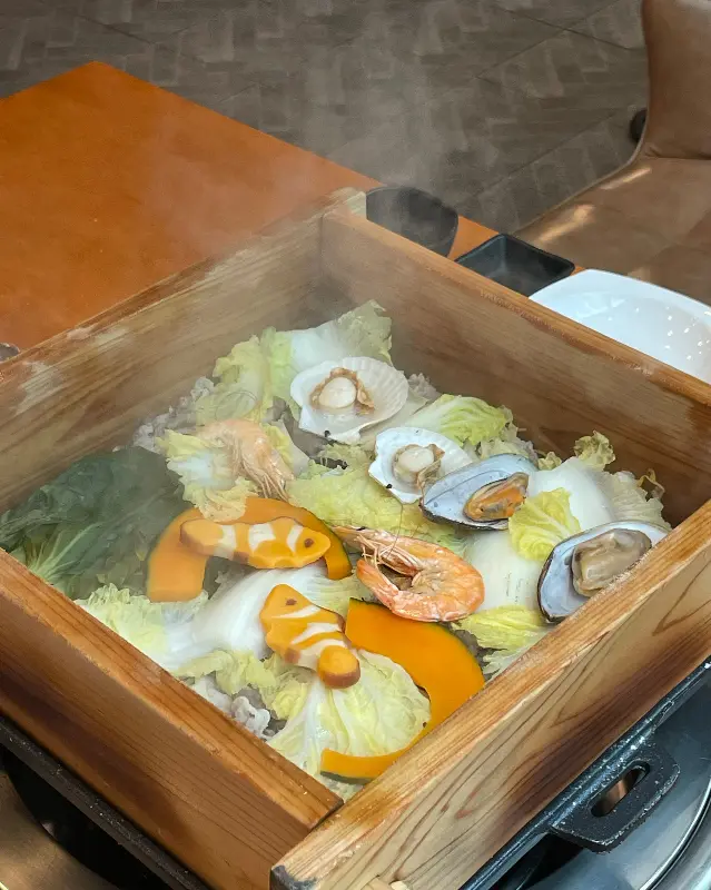 편백찜 찜통 안의 해산물과 채소