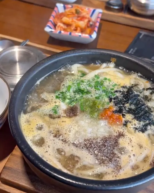 푸짐한 양과 맛있는 비주얼의 우동 돼지국밥