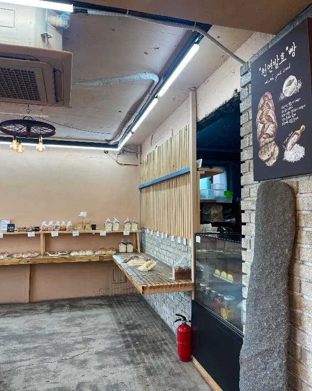 다양한 빵이 진열된 모습