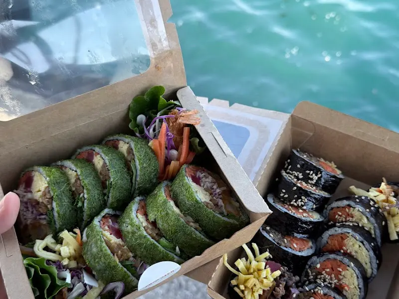 포장해서 바다를 보며 즐기는 김밥