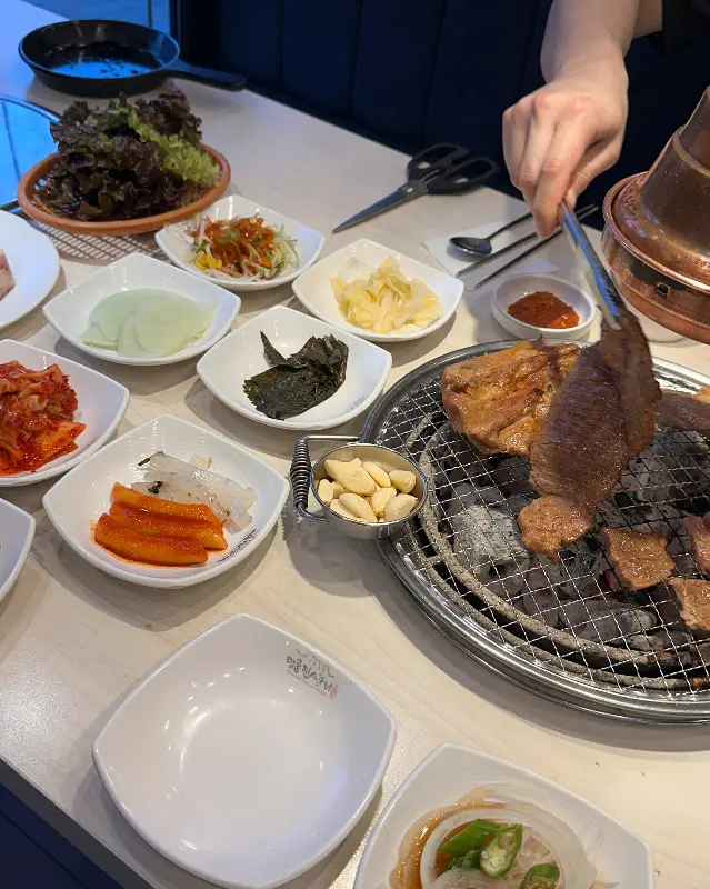 다양한 쌈 채소와 곁들임 메뉴