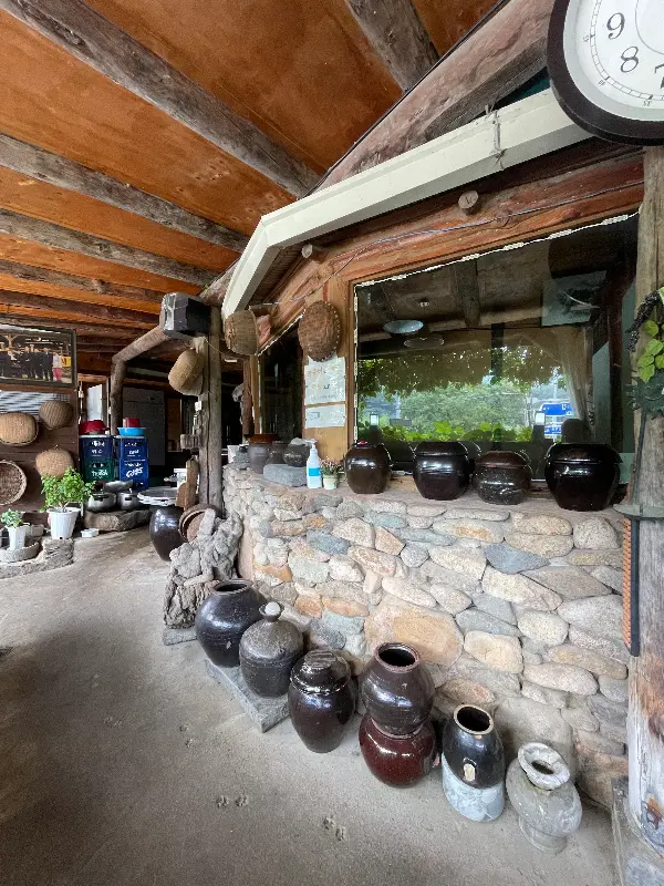 세월의 흔적이 느껴지는 식당 내부