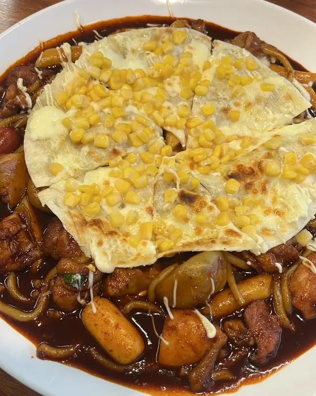 콘치즈 토핑이 올려진 쪼림닭