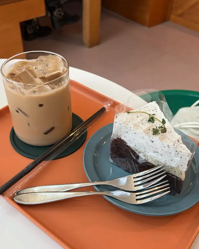 케이크와 커피의 완벽한 조화