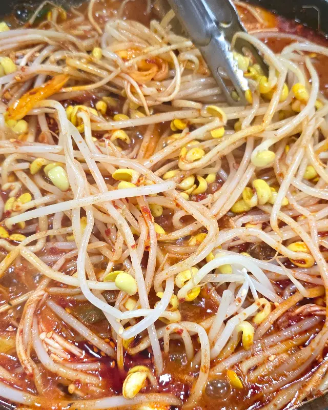 볶음밥을 만드는 모습