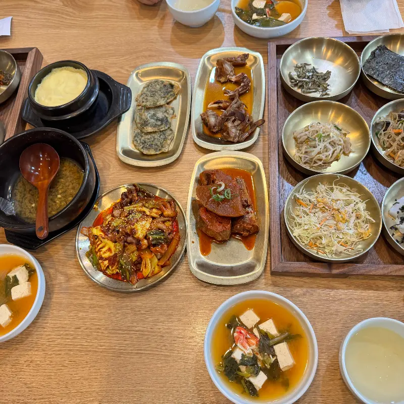 한 상 가득 차려진 음식