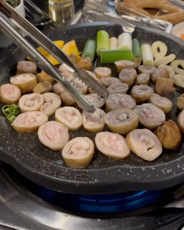 숯불 위에서 노릇하게 구워지는 막창