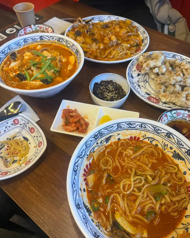 다양한 메뉴를 한 상 가득 차려놓고 즐기는 식사